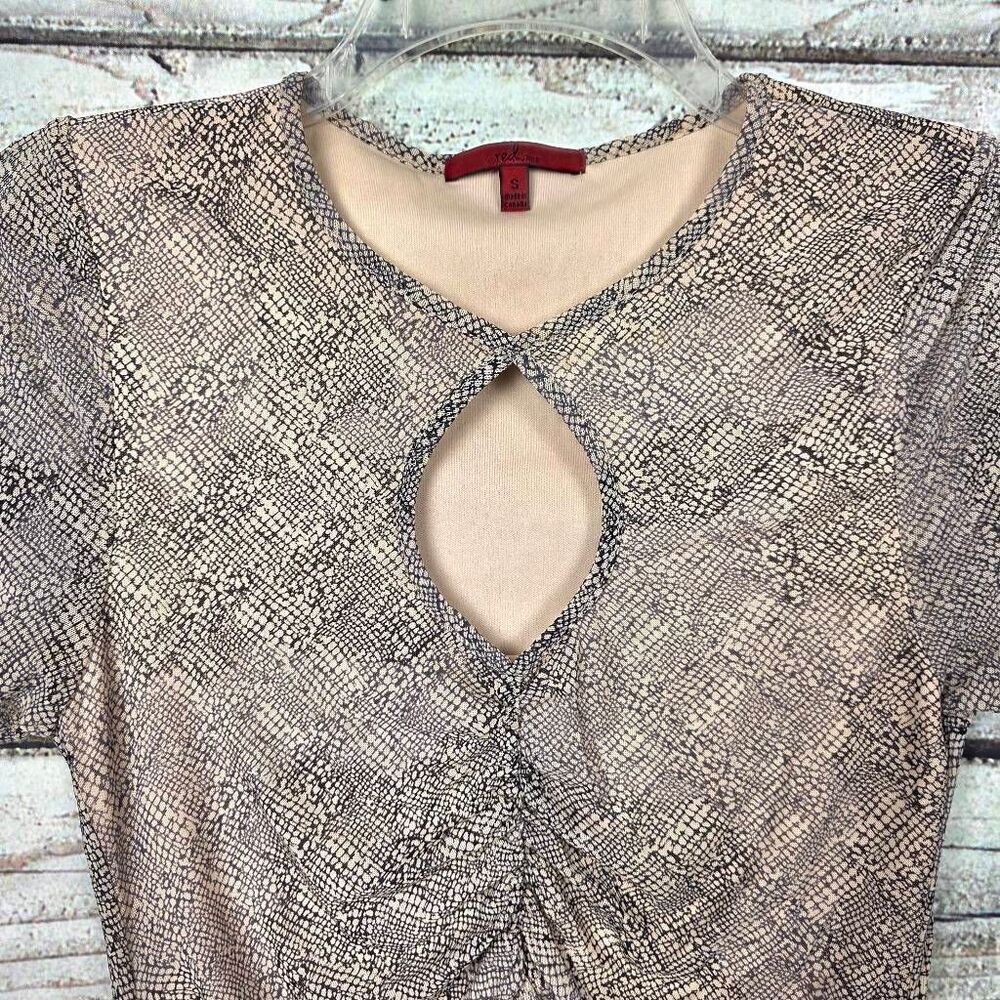 Red by BKE Snakeskin Ruched Keyhole Top Small - Picture 2 of 8